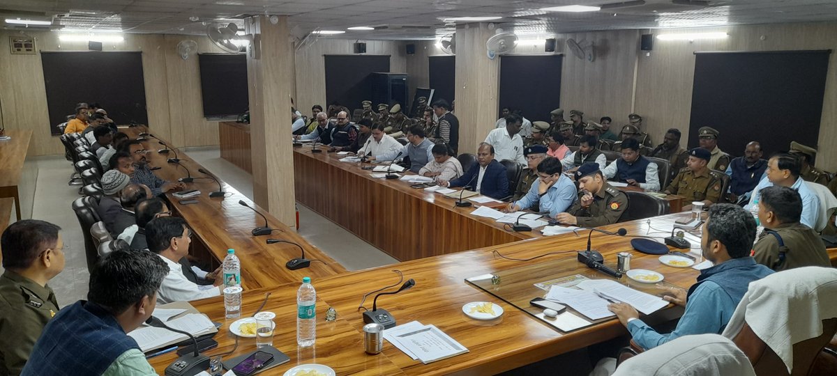 दिनांक 24.02.2025 को आगामी त्यौहारों को सौहार्दपूर्ण वातावरण में मनाये जाने हेतु पीस कमेटी की बैठक में सभी सम्बन्धित अधिकारियों को दिये गये आवश्यक दिशा निर्देश।