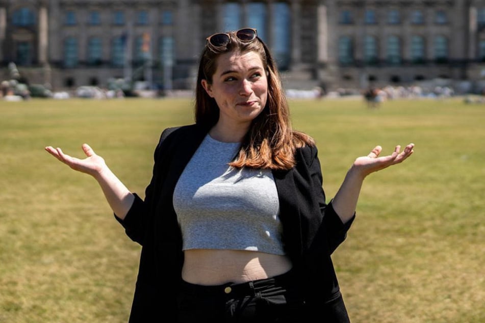 NoeWehrtSich's tweet image. 🇩🇪 Emilia #Fester hat ausgetanzt und #Habeck verabschiedet sich

🔹Schluss mit dem Tanzen im Bundestag: Nach der Wahlniederlage der Grünen von 3,1% verliert die linksradikale TikTok-Politikerin Emilia Fester ihr Mandat.

🔹Von 11.000€ monatlich aus Steuergeldern geht es für sie…