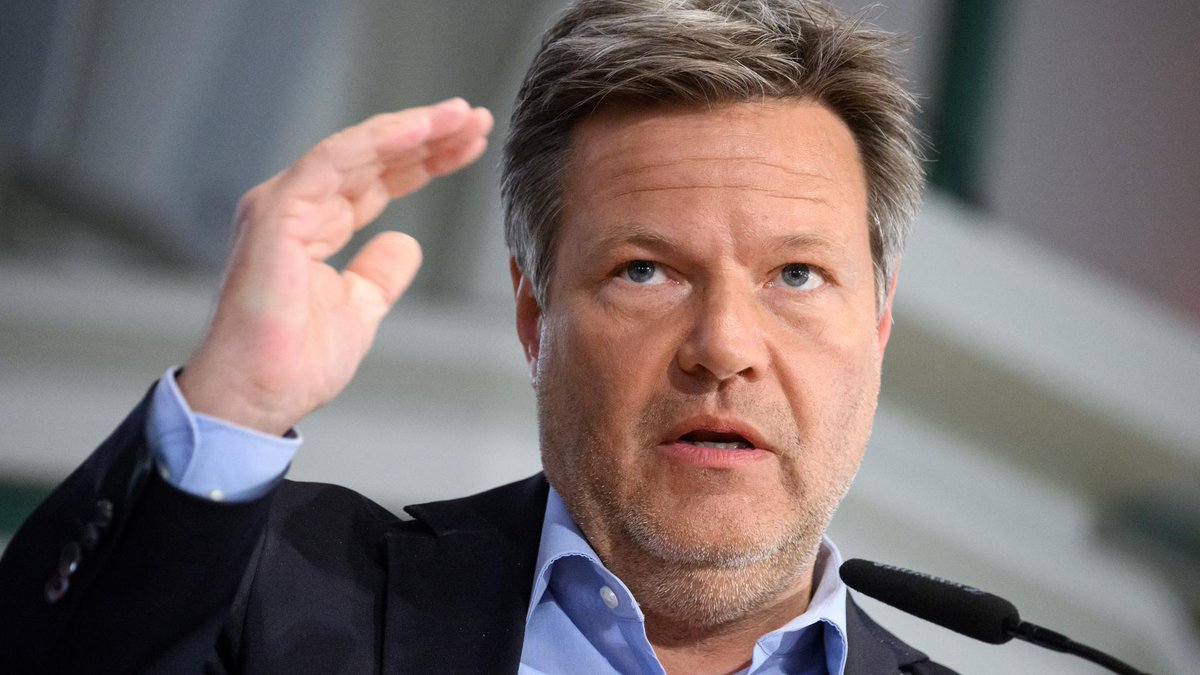 NoeWehrtSich's tweet image. 🇩🇪 Emilia #Fester hat ausgetanzt und #Habeck verabschiedet sich

🔹Schluss mit dem Tanzen im Bundestag: Nach der Wahlniederlage der Grünen von 3,1% verliert die linksradikale TikTok-Politikerin Emilia Fester ihr Mandat.

🔹Von 11.000€ monatlich aus Steuergeldern geht es für sie…