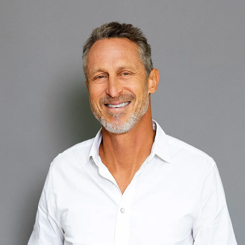 CVivekLaL's tweet image. This is Dr. Mark Hyman.

At 65, he probably has the biology of a 45-year-old.

His message? There are 10 "aging switches" that control how fast you age.

Here's his complete guide to turning your biological clock: