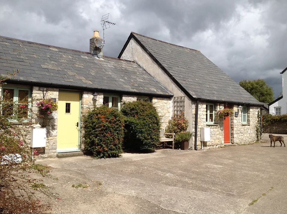 WeAcceptPets's tweet image. 🏡 Escape to Moorshead Farm Cottages – A Rural Retreat in the Vale of Glamorgan 🌿
Set in the peaceful countryside just outside Sigingstone, Moorshead Farm Cottages offer a charming collection of holiday cottages.

Accepts 🐶 🐈
weacceptpets.co.uk/Glamorgan/5228

#RuralRetreat #Sigingstone