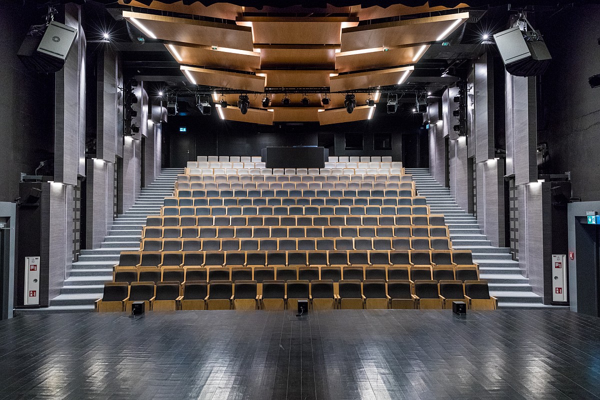 17 maja zagram koncert w Domu Kultury Kadr (Mokotów, WWA). Jeśli chcesz zaklepać sobie jedno z tych komfortowych miejsc, to dawaj szybko, bo bilety dopiero trafiły do sprzedaży, więc jest spory wybór biletyna.pl/koncert/Koncer…