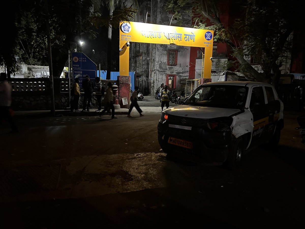 Illegal Parkings made on a regular basis at the mouth of a narrow lane causing a major inconvenience and that too right opposite to Malad Police Station !! <a href="/MumbaiPolice/">मुंबई पोलीस - Mumbai Police</a> <a href="/MTPHereToHelp/">Mumbai Traffic Police</a> 
MH 01 DR 8597