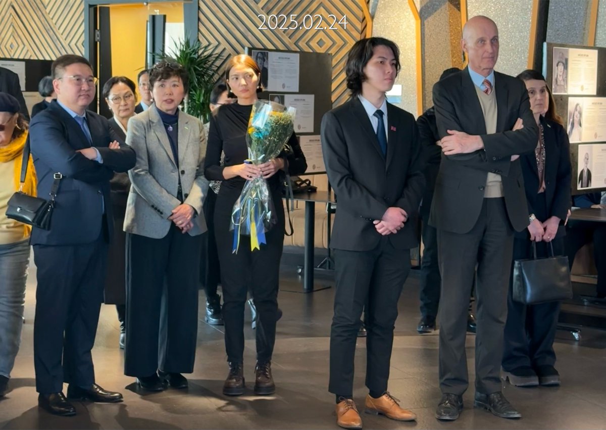 🇺🇦Украiна түрэмгийллийн эсрэг эрх чөлөөгөө хамгаалан тулалдаж буй 3 жилийн ойг Украiна улсын өргөмжит консулаас холбоотон дэмжигч улс орнуудын элчин сайдууд, Монгол дахь Украiначууд, дэмжигч иргэд, Эрх Чөлөөний хөдөлгөөний төлөөллийн хамт тэмдэглэв.
🇲🇳🇬🇧🇪🇺🇨🇦🇯🇵🇨🇿🇵🇱🇫🇷🇺🇸🇦🇺🇮🇹🇩🇪🇹🇼