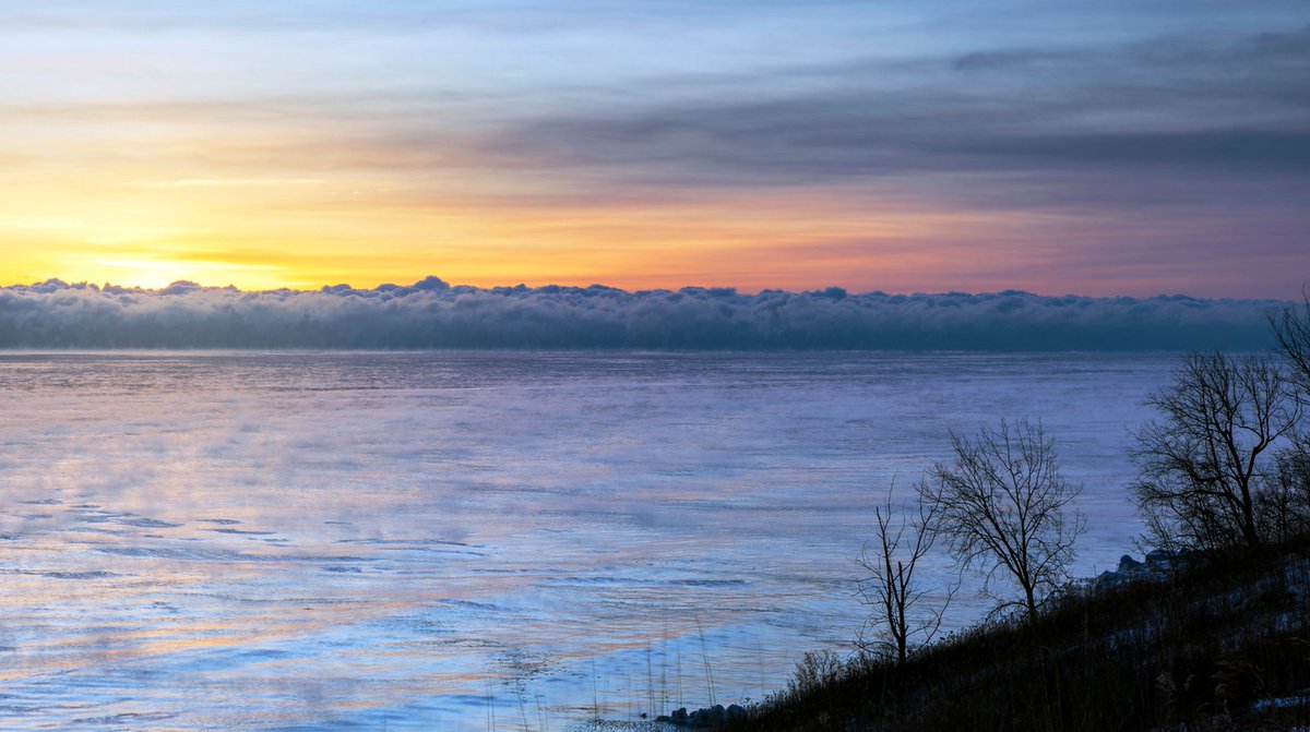 A cloud formation so dreamy, even the sky is showing off. ☁️ Lake Michigan never disappoints!

Share your photos with us by joining our Flickr group at flickr.com/groups/lcfpd or tagging <a href="/LCFPD/">Lake County Forest Preserves</a>.

📸 Bob Callebert
📍 Openlands Lakeshore Preserve at Fort Sheridan