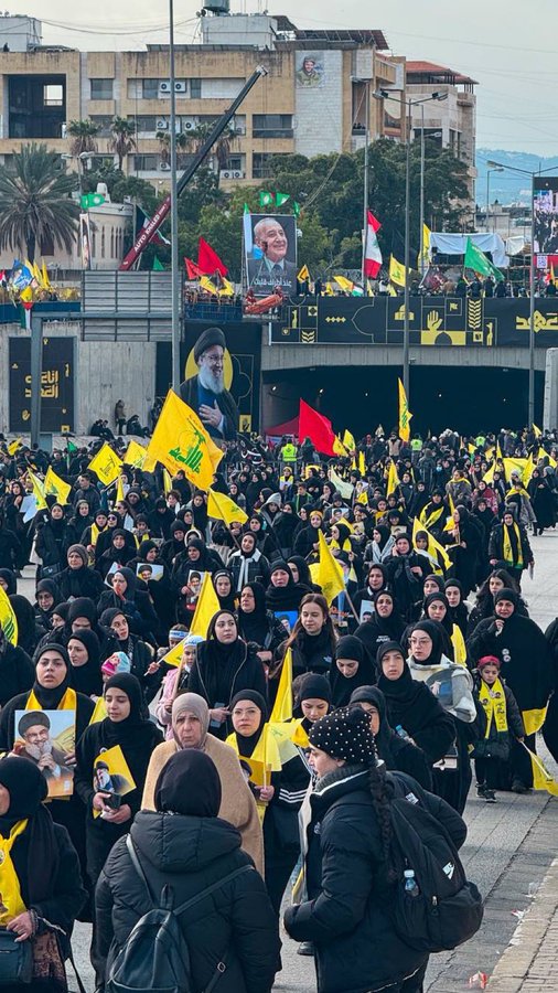 hassan131385's tweet image. زنان جبهه مقاومت یک وجهه مشترک دارن؛ یا مادر شهیدن یا خواهر شهید و یا فرزند شهید
اما داغی که از شهادت عزیزانشون بر دلشون نشست در برابر داغ سید ذره ای بیش نبود..💔
#انا_على_العهد