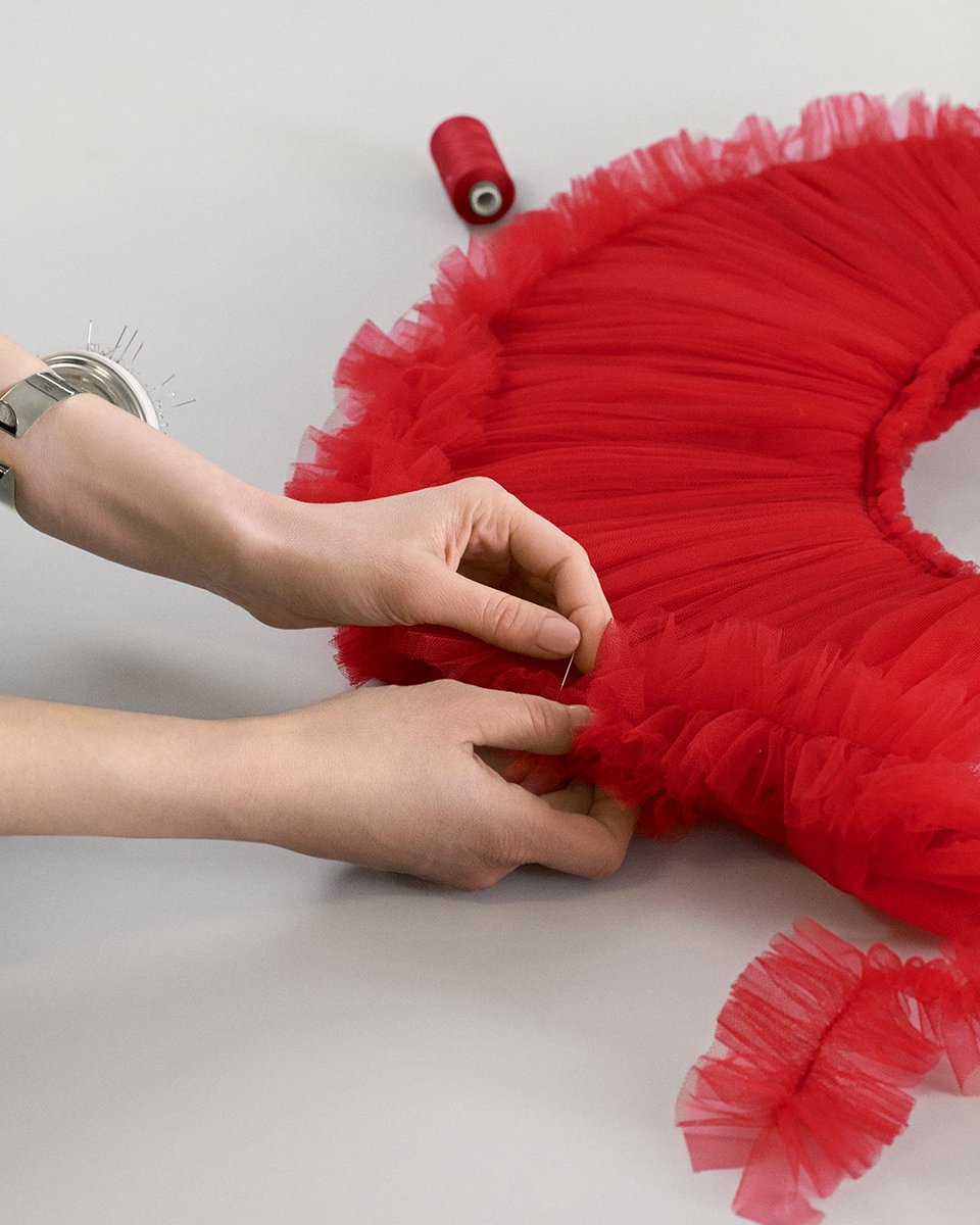 LouisVuitton's tweet image. The red, hand-pleated tulle bustier gown features conic section layers, ruched seam details, and an invisible lightweight internal structure for an architectural shape — hand crafted with Louis Vuitton&apos;s esteemed savoir-faire.

#DanielleDeadwyler #NicolasGhesquiere #LouisVuitton