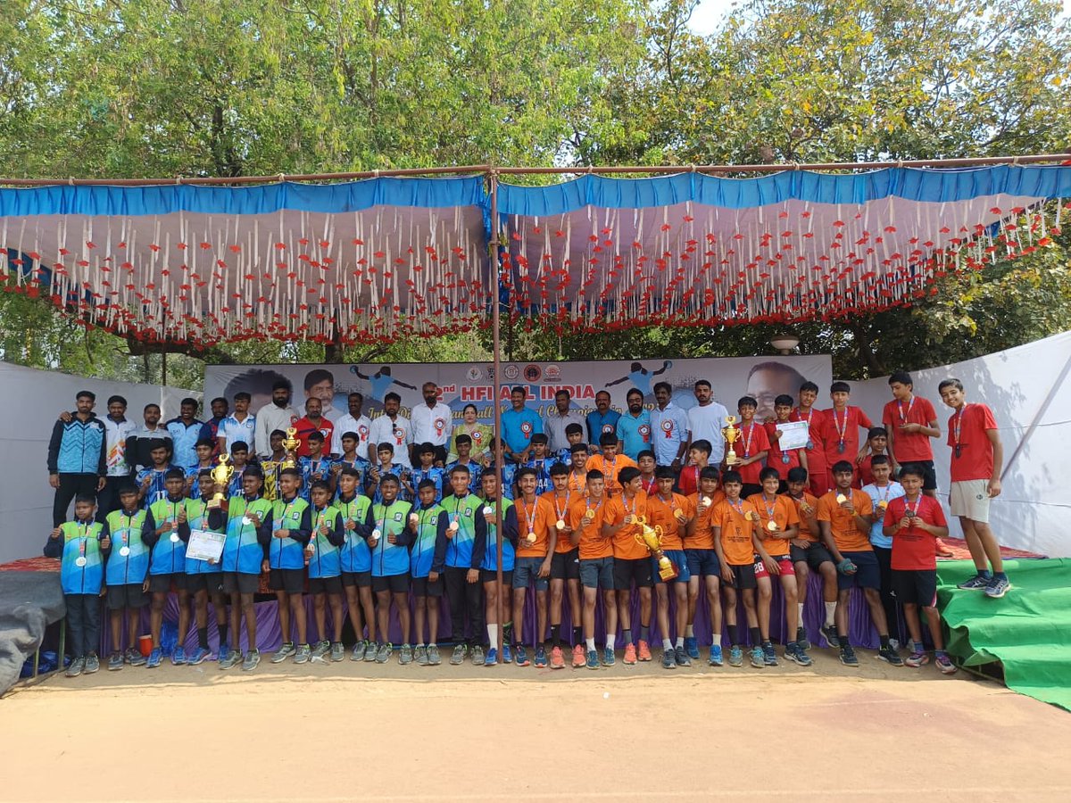 IndiaHandball's tweet image. 🏆 2nd HFI All India Inter-District Sub-Junior Boys’ Handball Championship 🏆

📍 G. M. C. Balayogi Sports Complex, Hyderabad
🗓️ 17-20 Feb 2025
🥇 Sonipat (HRY)
🥈 Mahabubabad (TLG) 
🥉 Jhajjar (HRY) &amp;amp; Amreli (GJT)

74 districts, 15 states, incredible talent! 🔥👏 #HFI