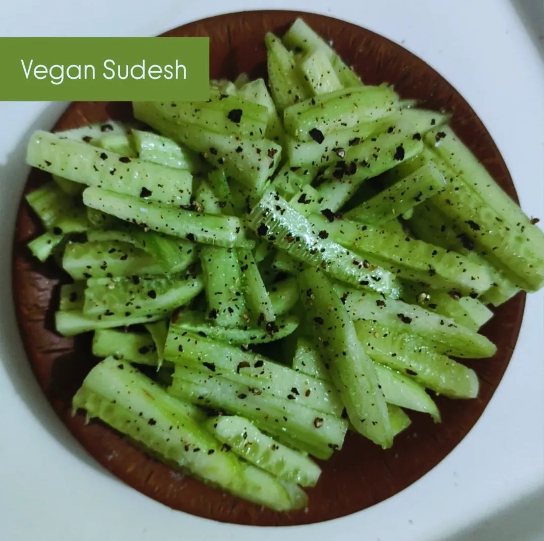 #CucumberSaladRecipe 

1.  Slice the cucumber into thin slices &amp; place in a strainer. Mix with salt.

2.  In a separate bowl, add black pepper.

☘️ #vegansudesh
🏡 vegansudesh.com

#veganrecipes #veganmumbai #salad #veganindianfood #Vina2025 #MAFSAU #BBBB25 #ZEROBASEONE