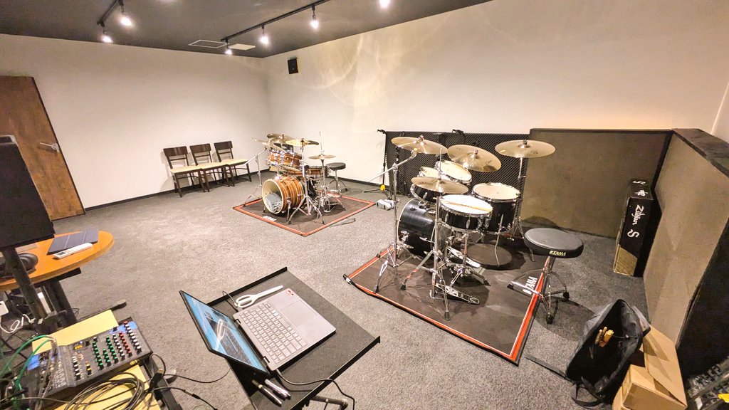 教室移転リニューアル。
機材も整い本日は音漏れチェックで爆音を出し続けました…笑

オーナー、代表…ありがとうございます。

新品！新設！あがる！