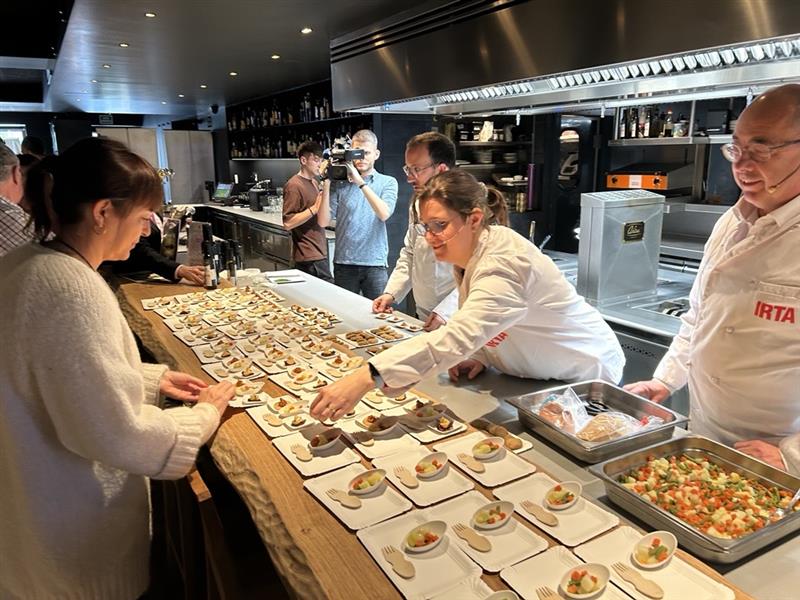 Govern de Catalunya a Andorra (@catalunya_ad) on Twitter photo 🍽️ La <a href="/dopoliterraalta/">DOP Oli Terra Alta</a> i l’<a href="/irtacat/">IRTA</a> han promocionat a Andorra les qualitats de l’oli de la Terra Alta. Ho han fet en una jornada on també hi han pres part sis productors del territori i a la qual ha assistit la delegada <a href="/annavivestarres/">Anna Vives</a>
Més informació: exteriors.gencat.cat/ca/ambits-dact… 🍽️ La <a href="/dopoliterraalta/">DOP Oli Terra Alta</a> i l’<a href="/irtacat/">IRTA</a> han promocionat a Andorra les qualitats de l’oli de la Terra Alta. Ho han fet en una jornada on també hi han pres part sis productors del territori i a la qual ha assistit la delegada <a href="/annavivestarres/">Anna Vives</a>
Més informació: exteriors.gencat.cat/ca/ambits-dact…