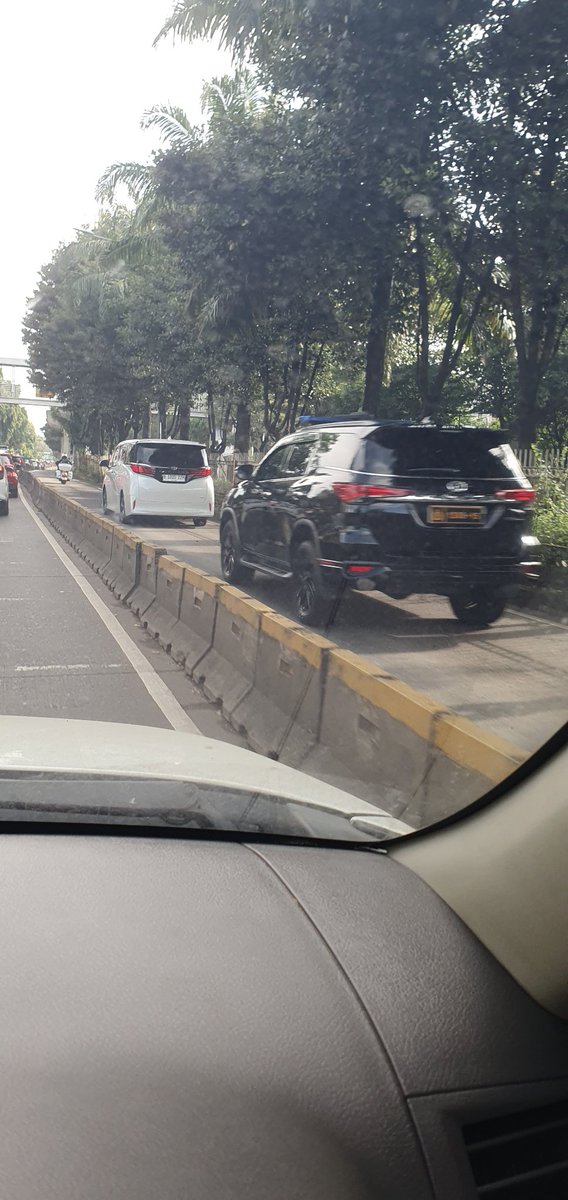 Kok bisa mereka melanggar aturan rame rame lewat jalur busway. Moge polisi. Alphard putih nopol sipil. Fortumer hitam plat polisi. Padahal jalan juga tidak macet. <a href="/innovacommunity/">Innovacommunity</a> <a href="/DKIJakarta/">Pemprov DKI Jakarta</a> <a href="/DivHumas_Polri/">Divisi Humas Polri</a>