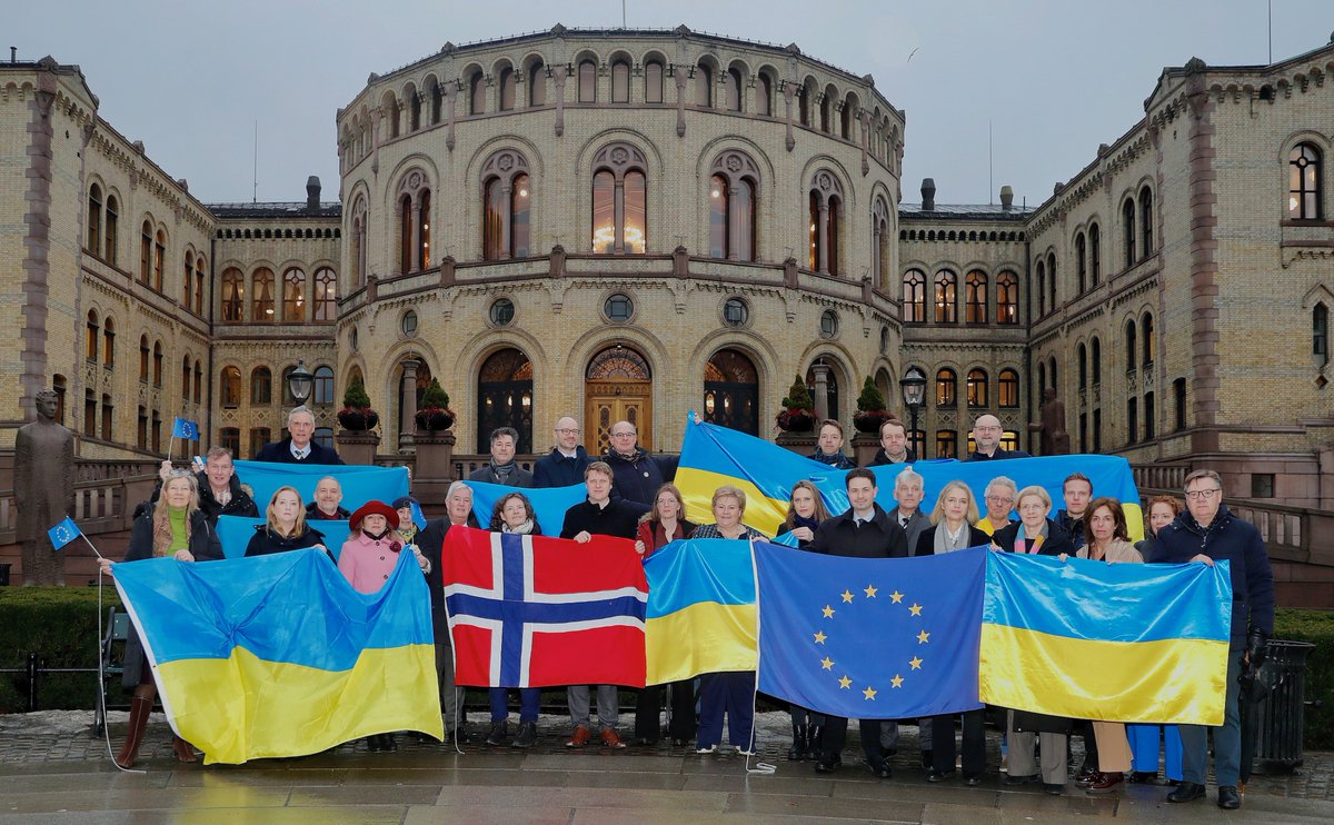 EUs ambassadører til Norge samles foran Stortinget sammen med utviklingsminister Åsmund Aukrust, chargé d’affaires for Ukraina i Norge, Ihor Holovchenko, og stortingsrepresentanter for å vise sin urokkelige støtte til Ukraina, tre år etter Russlands fullskala invasjon 🇪🇺🇺🇦🇳🇴
