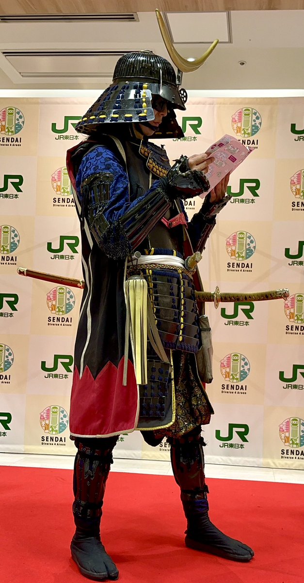 blueron24's tweet photo. 2025/2/23
#仙台観光フェアin盛岡 
#伊達武将隊 

#フェザン で開催されている「マメリとプラルの謎tokiクエスト」に挑戦された #伊達政宗 様🌙
レストラン街で烏帽子姿で謎解きされている姿をお見かけしましたw
そして見事っ謎解きクリアされてましたね✨短時間でのクリア、流石です！

#盛岡駅 https://t.co/VoHRWxAhPa