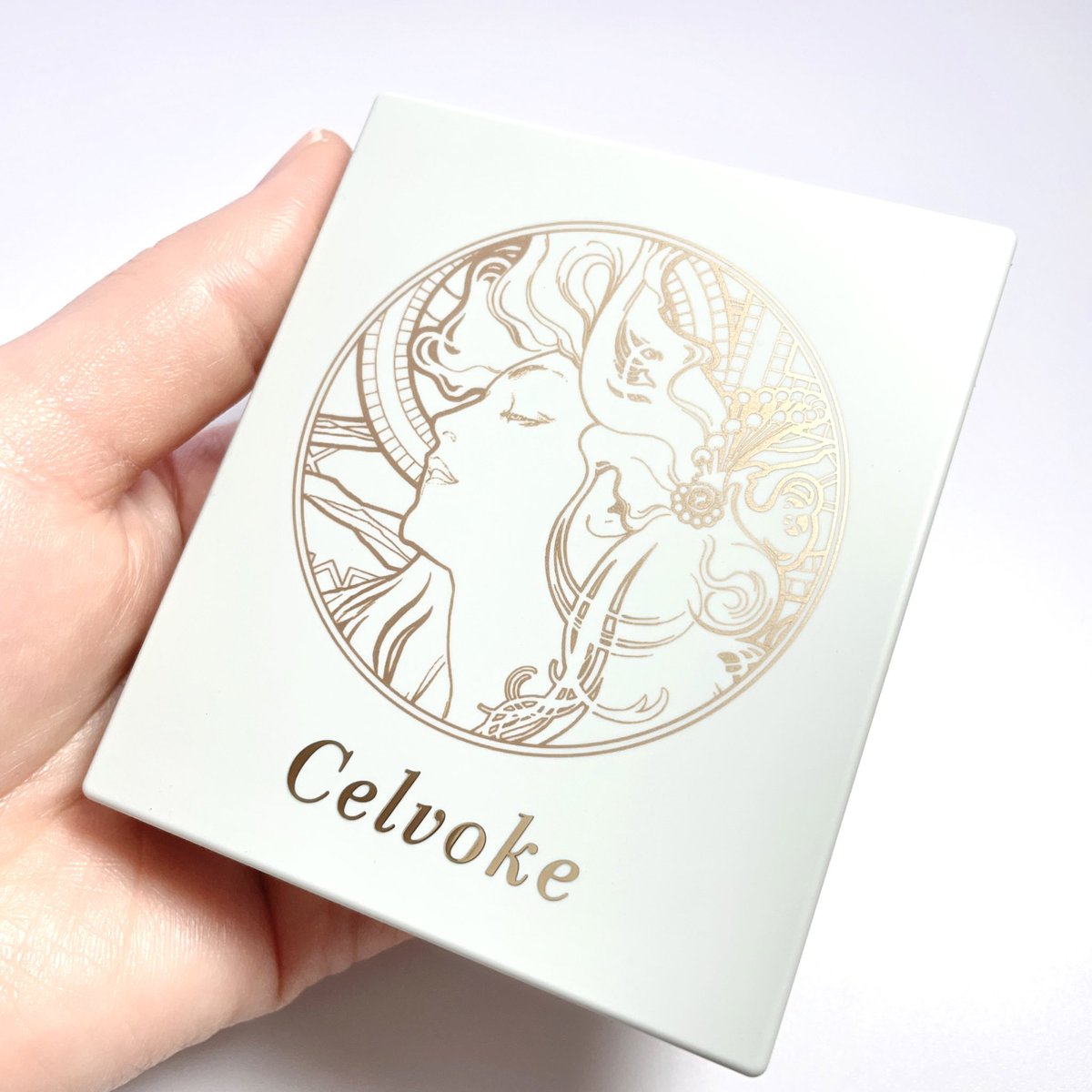 SHUSHUCHANNEL's tweet image. 【セルヴォーク ポリフォニックブラッシュ
EX03 レディシップローズ】
左がパウダーチークで右がバームハイライトです。チークの表面は艶っとしてふわっとムラなく広がる粉質。なんとも言えない奥行があるカラーで似合わない人いないのでは？ってくらい頬に馴染むしお洒落にみえるカラー #PR #Celvoke