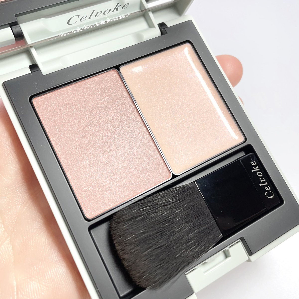 SHUSHUCHANNEL's tweet image. 【セルヴォーク ポリフォニックブラッシュ
EX03 レディシップローズ】
左がパウダーチークで右がバームハイライトです。チークの表面は艶っとしてふわっとムラなく広がる粉質。なんとも言えない奥行があるカラーで似合わない人いないのでは？ってくらい頬に馴染むしお洒落にみえるカラー #PR #Celvoke