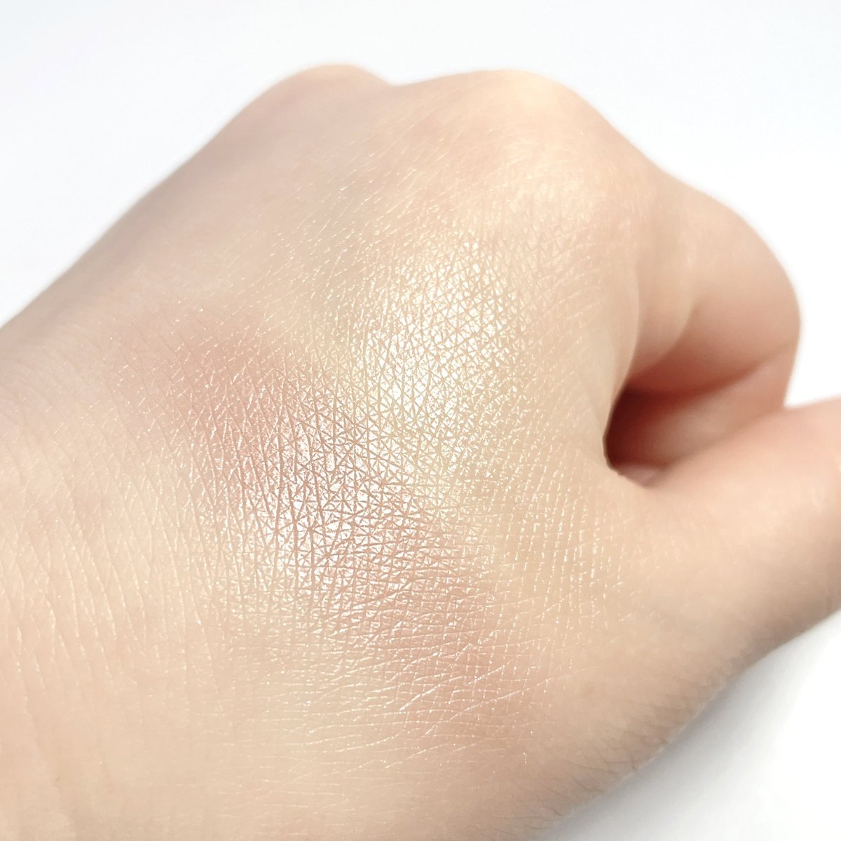 SHUSHUCHANNEL's tweet image. 【セルヴォーク ポリフォニックブラッシュ
EX03 レディシップローズ】
左がパウダーチークで右がバームハイライトです。チークの表面は艶っとしてふわっとムラなく広がる粉質。なんとも言えない奥行があるカラーで似合わない人いないのでは？ってくらい頬に馴染むしお洒落にみえるカラー #PR #Celvoke