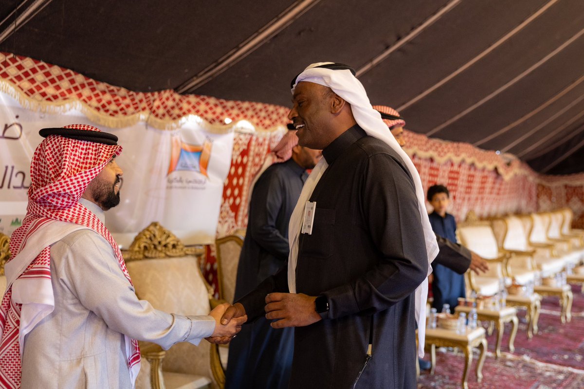 falaleeh1's tweet photo. 📸| خيمة الضيافة في سوق الفلاليح في جادة السواقي 🌴 تستقبل ضيوف السوق يوميًا وتقدم لهم الضيافة مجانًا، والتي تأتي بضيافة متحف عبدالرحمن الراجحي.

شكرًا لحفاوتكم .. وكرم ضيافتكم 

#البكيرية 
#القصيم https://t.co/OKpjR5adnJ