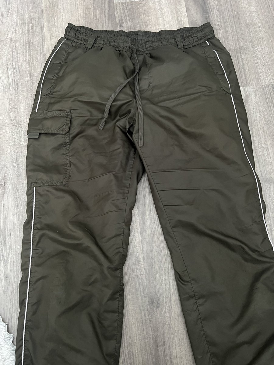 MKKEKPRGN's tweet photo. いつ買ったかも分からない裏フリースナイロンパンツ。カナダ���真冬マイナス10度以下の極寒でも全く風を通さないし、これ一枚でも充分暖かい。乾燥機にかけても問題なし。膝の部分に穴が開く前に買い替えたい。再販希望！！ユニクロに届け！！

@UNIQLO_JP #再販希望 #ユニクロ https://t.co/Vdw3RGHApi