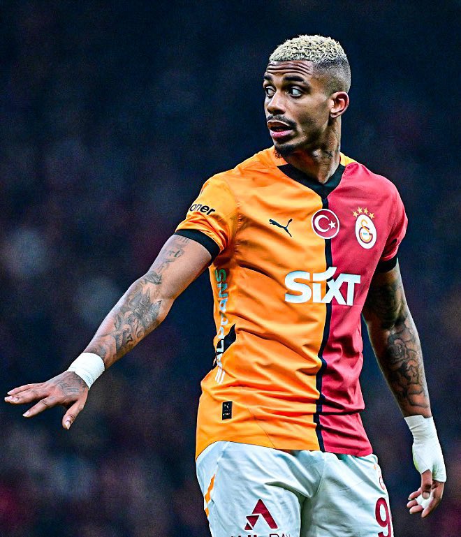 yedirenklisaat's tweet photo. Sahadaki iki kahraman…💛♥️ 

#lemina #muslera https://t.co/adJDPrJXry