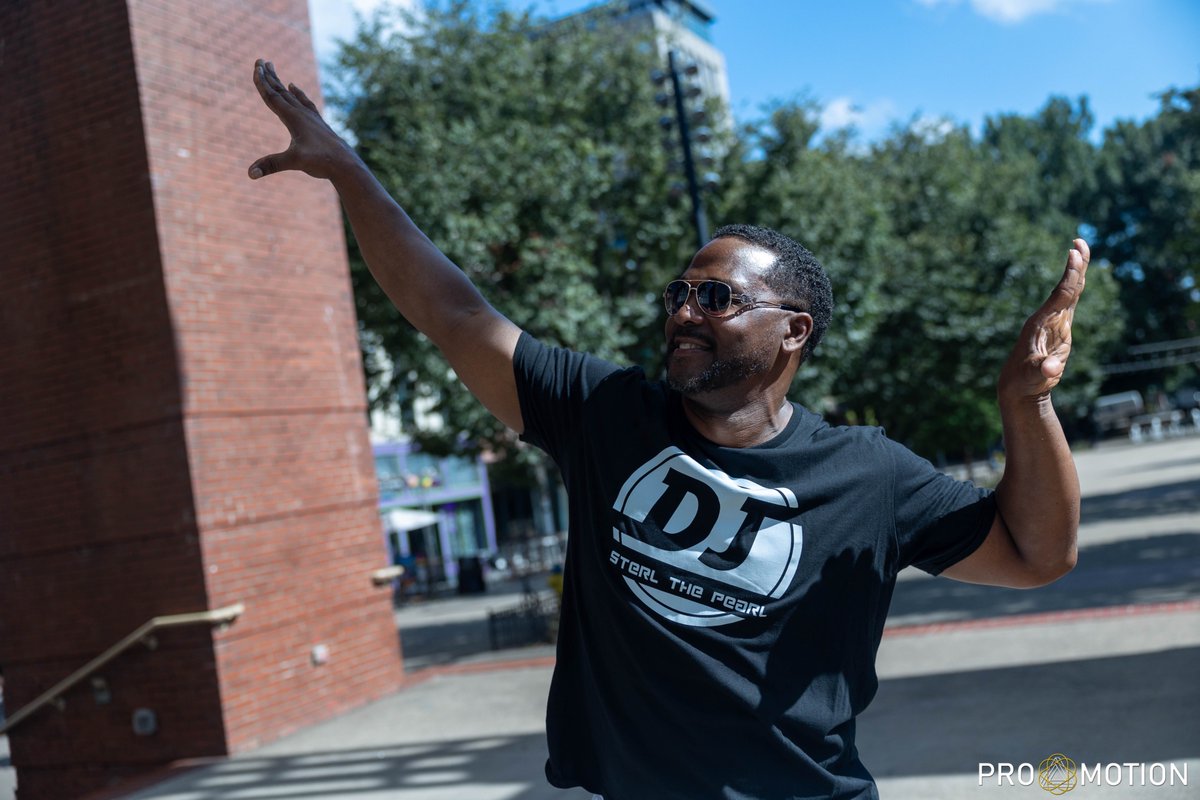 SterlThePearl16's tweet photo. Sliding thru with some positive vibes on this fine Friday morning! Who's ready for the weekend... and another weekend of #VolSports?? 🍊
.
.
.
#sterlthepearl #djsterlthepearl #vols #govols #GBO #VFL #happyfriday https://t.co/WJnHQauJSU