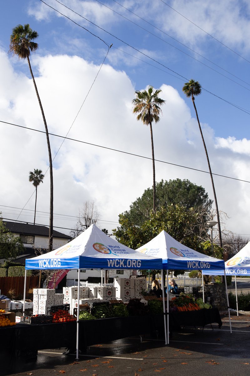 WCKitchen's tweet photo. WCK is partnering with local Pasadena farmers to organize farmers markets for communities affected by the Eaton Fire. These markets give families access to fresh, organic produce at no cost while also helping small farmers build back after the wildfires. #ChefsForCalifornia https://t.co/CwdfWxO7cE
