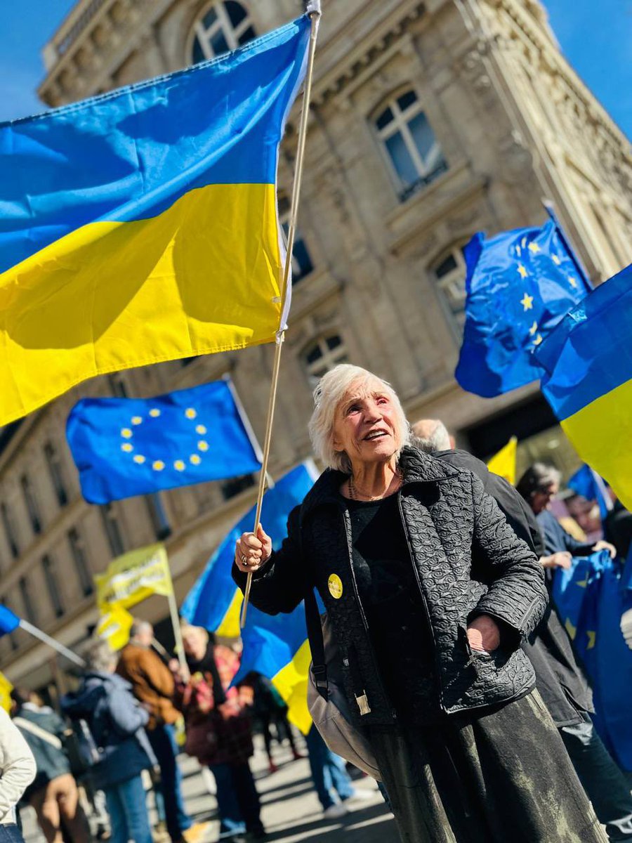 placepublique_'s tweet photo. À Lille, Rennes, Marseille, Paris, Nice, Montélimar ou encore Bruxelles, nous étions mobilisés hier et aujourd’hui pour soutenir l’Ukraine qui subit depuis trois ans la guerre sur son territoire.

(1/3) https://t.co/n9AJ0pNd6z