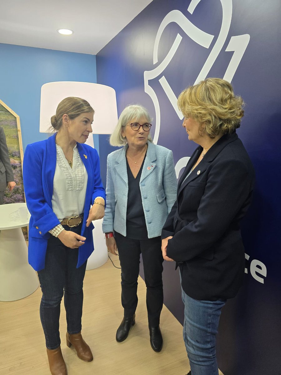 Échanges sur le stand <a href="/hautsdefrance/">Région Hauts-de-France</a> avec <a href="/CelineImart/">Céline Imart</a> et <a href="/VLacroute/">Valérie Lacroute</a> au #SalonDeLAgriculture concernant l'avenir de la PAC. Il faut conserver un budget fort sur l'investissement pour maintenir notre productivité.