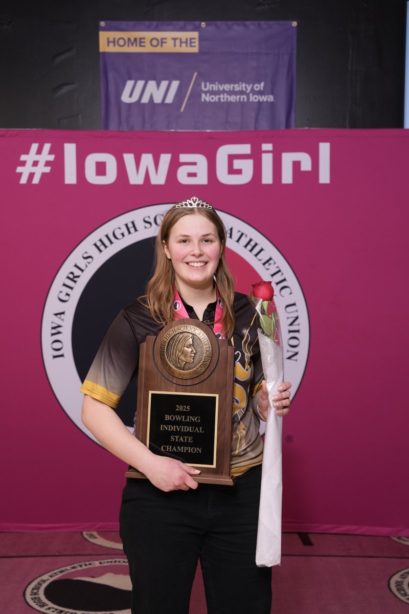 Congratulations to Vinton-Shellsburg's Tori Richart on winning the Class 1A State Bowling Individual Tournament. Tori edged Independence's Carlie Hansen, 204-170, to win the title. 

Full bracket results: ighsau.org/upl/downloads/…