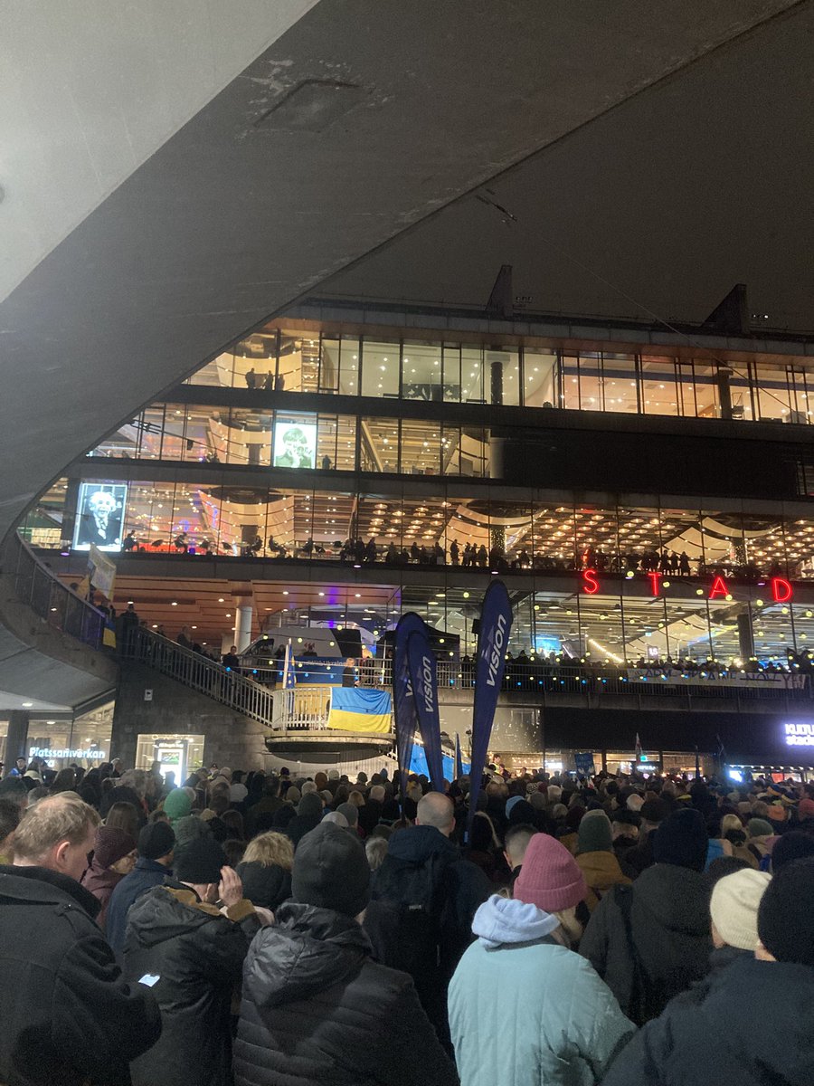 Langstrom's tweet image. Massivt stöd för Ukraina på Sergels torg ikväll!