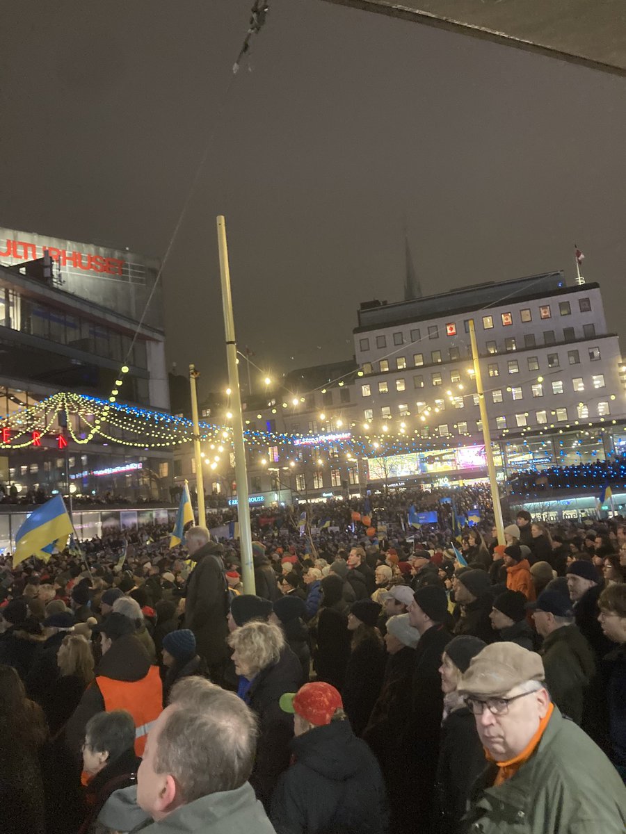 Langstrom's tweet image. Massivt stöd för Ukraina på Sergels torg ikväll!
