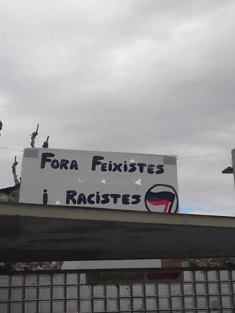 cuparbucies's tweet photo. Aquí pot molestar aquesta pancarta, fins al punt d'enfilar-se per arrencar-la?
Doncs a un feixista. 
Ara que vinguin a dir que banalitzem el feixisme. https://t.co/z93a6iAVyl