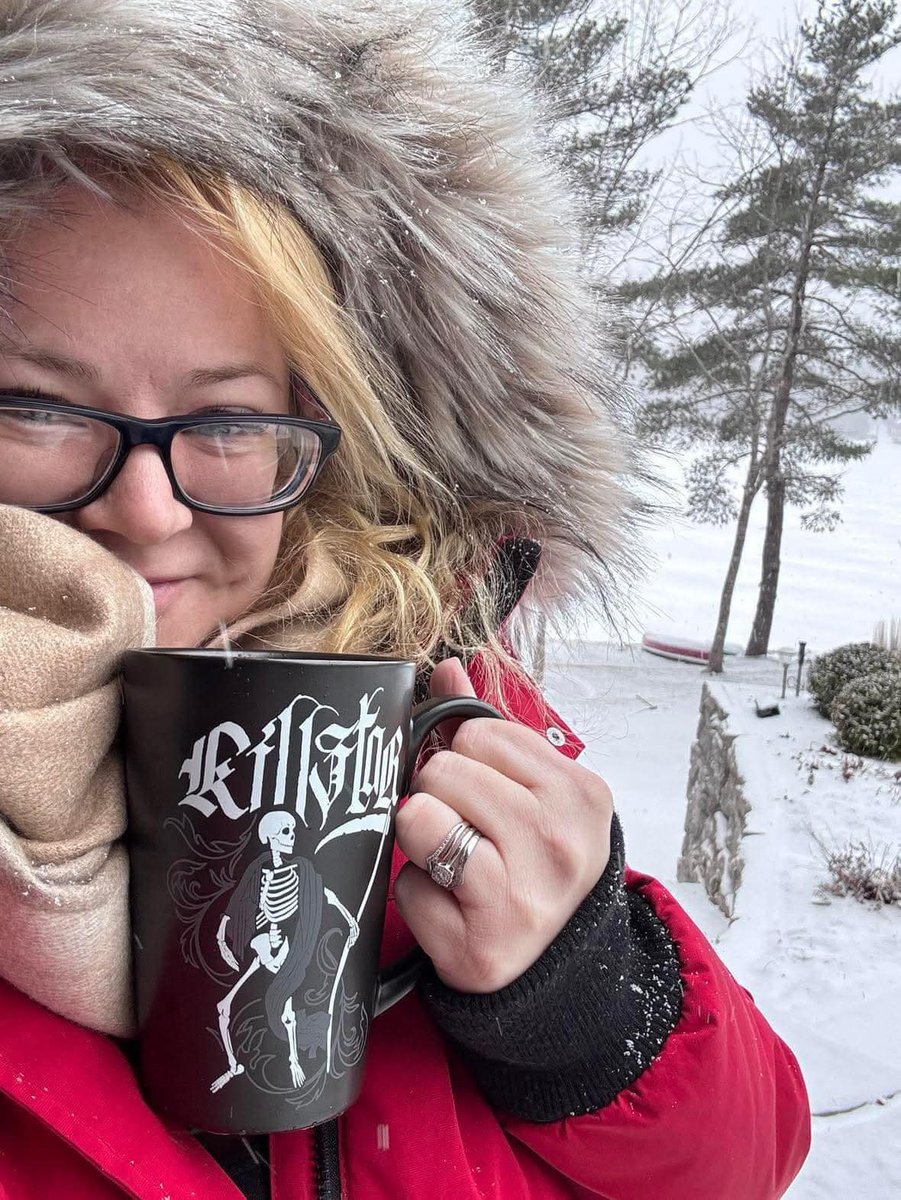 Hey there my lovely Dravenite tribe. So yes im baking on my day off! Now enjoying a hot drink to wash the cookies down.

#afterlifesaga #Authorstephaniehudson #Transfusionsaga