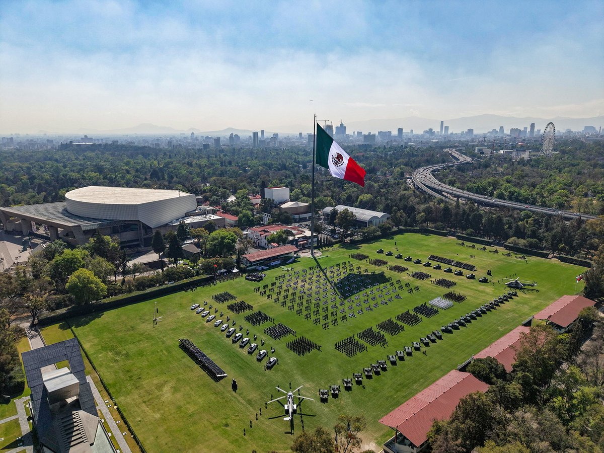 GobiernoMX's tweet photo. Al conmemorar el Día de la Bandera en Campo Marte, la presidenta @Claudiashein ratificó la iniciativa de reforma que refuerza la soberanía nacional.

“A México se le respeta; no somos colonia ni protectorado de ningún país”, afirmó en compañía de estudiantes de primarias y secundarias.

📸: https://t.co/tI9bP2psso