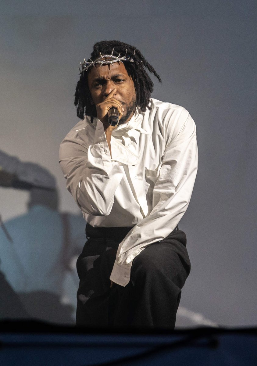 chartdata's tweet image. Kendrick Lamar achieves the fastest accumulation of four #1 hits on the Hot 100 among male soloists in a lead role since Michael Jackson 1987-88.