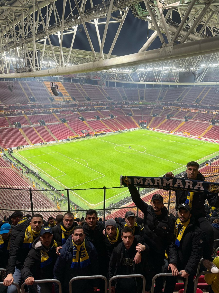 MarmaraaUNIGFB's tweet photo. YAKAR YIKAR GEÇER BÜTÜN DÜNYAYI ADI FENERBAHÇE!

Fenerbahçe'mizi galatasaray karşısında yalnız bırakmadık. #UNIGFB https://t.co/uesduGDGYg