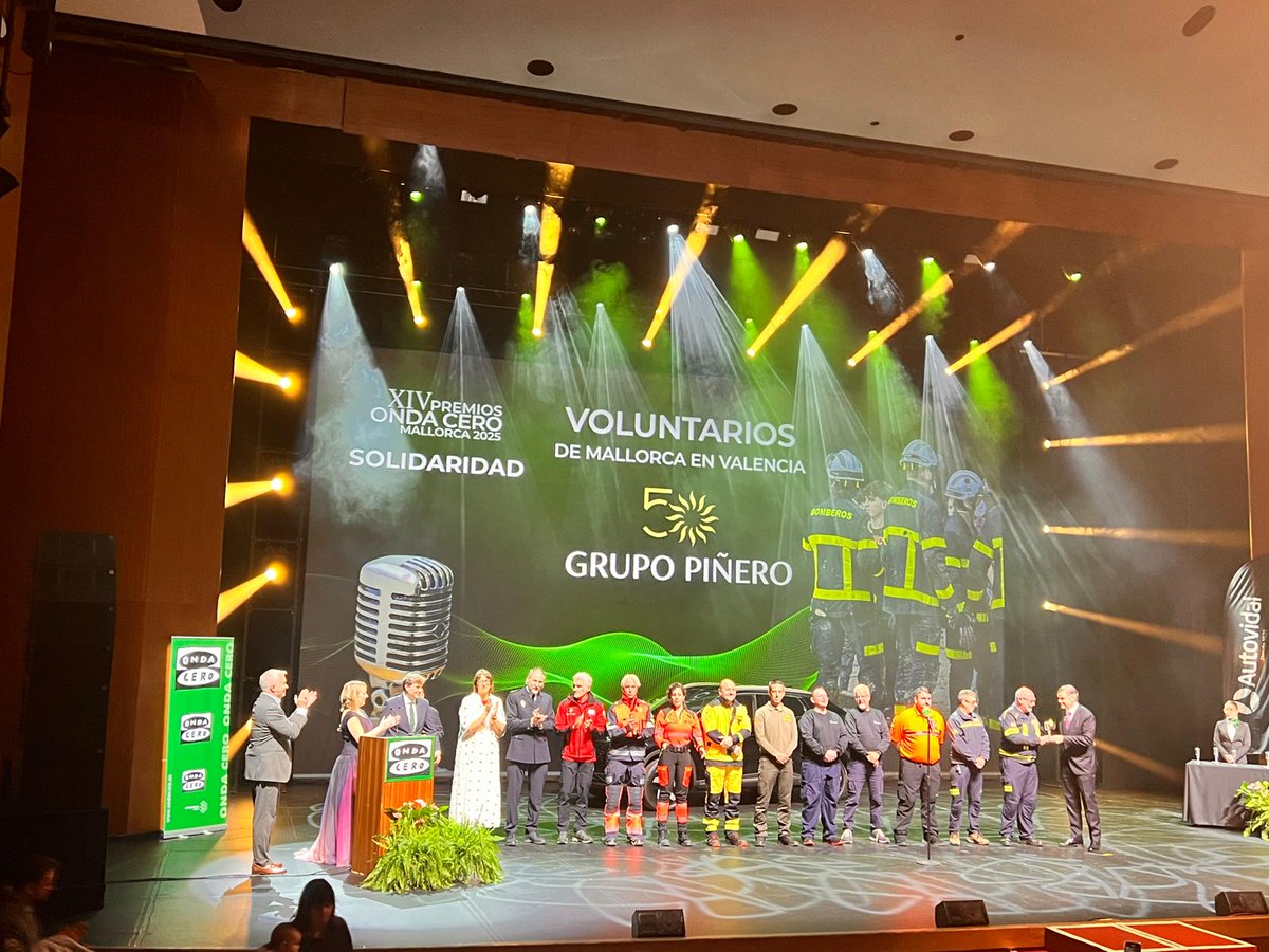 Assistim als #PremiosOCRMallorca. El Premi Solidaritat és per als voluntaris de Mallorca que han ajudat als damnificats per la DANA de València. El nostre president puja en representació de persones i entitats que han col·laborat en la campanya organitzada per la #FELIB.