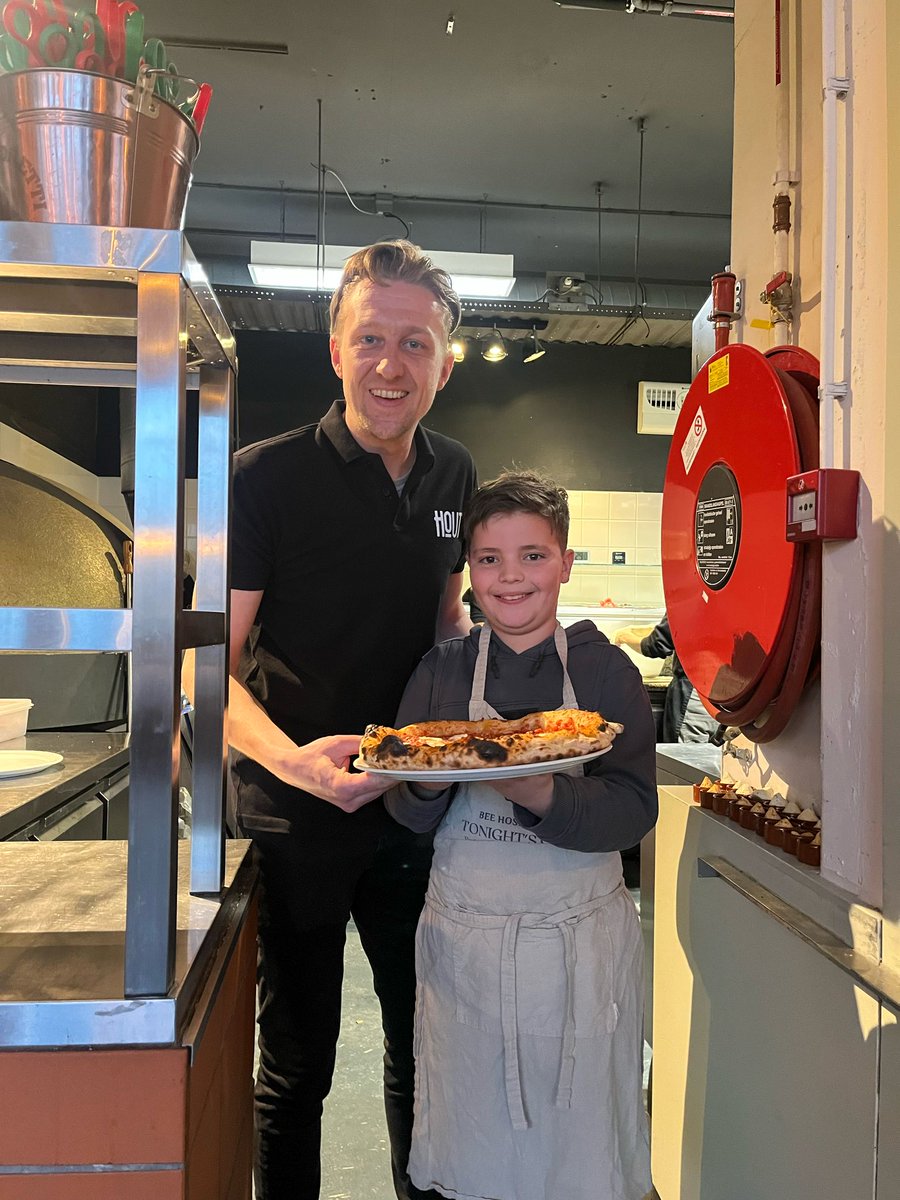Wat een ongelooflijke Droomdag voor Seb! Hij werd opgehaald in een stoere Dodge, ving een enorme vis, scheurde in een Porsche naar PSV en werd Fan van de Match! Hij bewonderde de Dakar-truck en sloot de dag af met pizza bakken en een rit in de Discobus! Alle sponsoren, bedankt!
