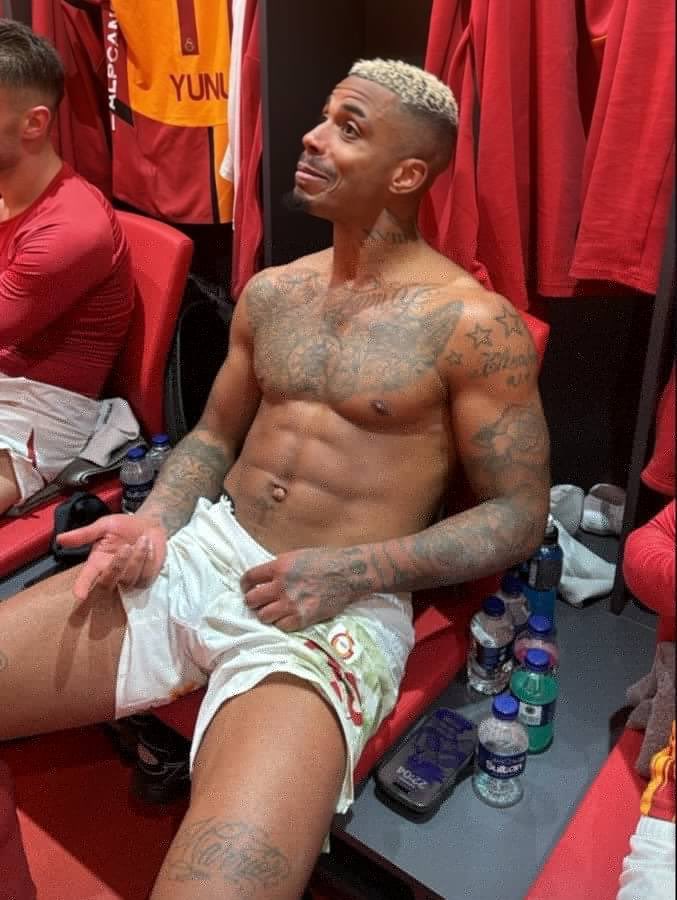 VİRTÜÖZ ORKESTRA ŞEFİ