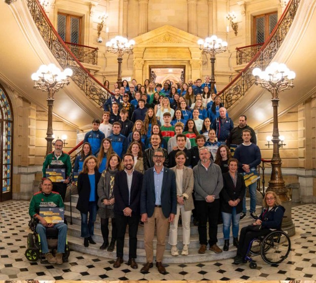 Urrezko #KirolTxartela ekitaldian sarituen familia argazkia.
Aurten guztira 75 kirolarik eta 4 taldek jaso dute bere Kirol Txartela
Inoiz baino gehiago, inoiz baino emakume gehiago
#DonostiaKirola #GoazenNeskak