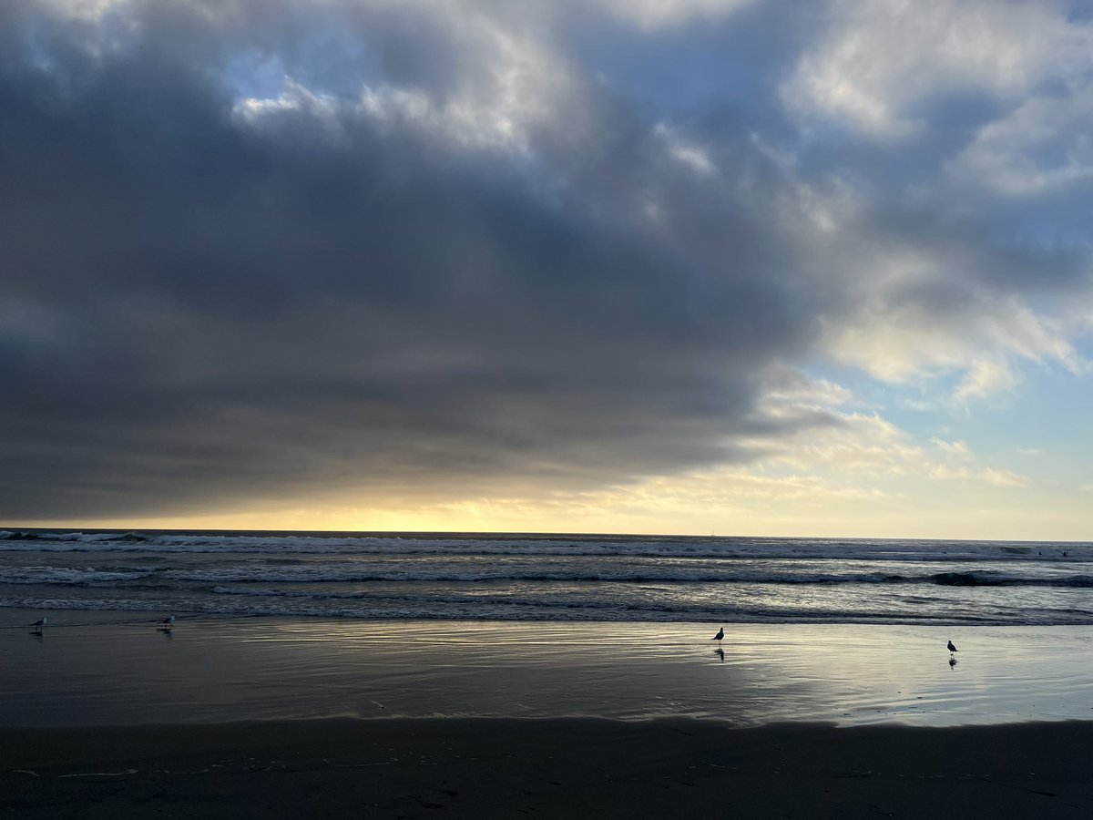 vincentpec's tweet photo. Storm rolling in off the coast of Del Mar https://t.co/pRr2Kf52XH