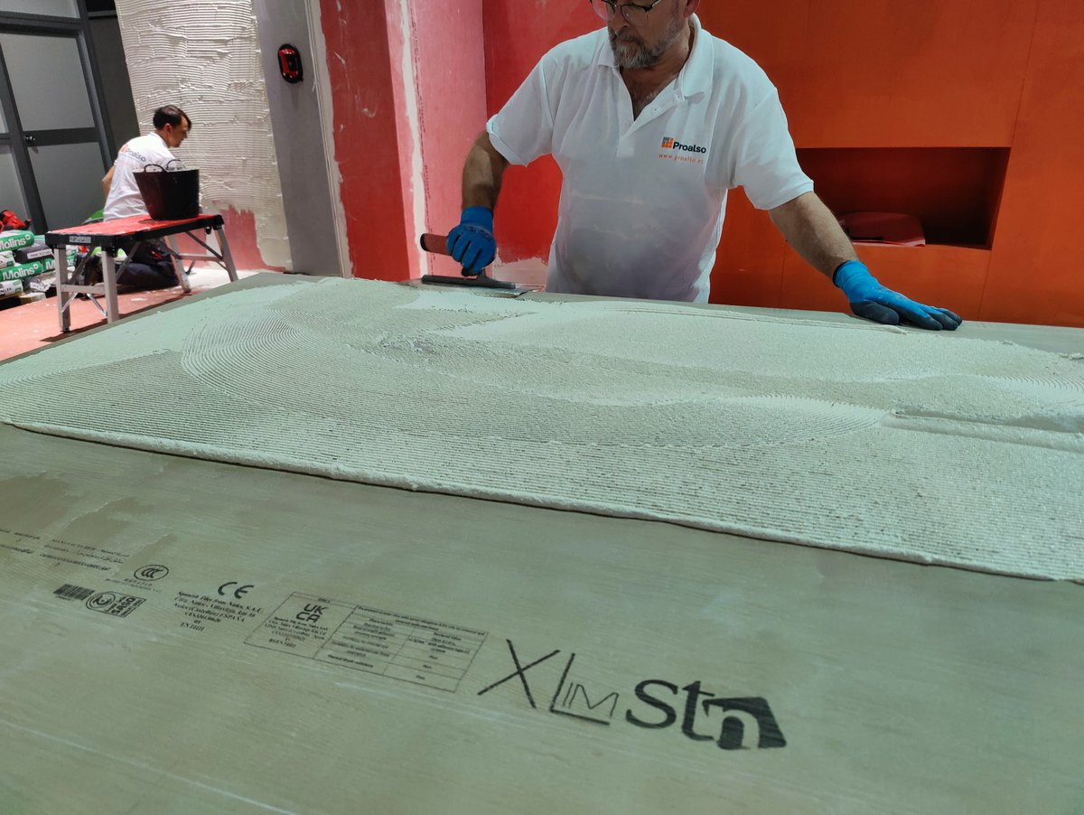 Proalso's tweet image. XXIV Encuentro de Colocadores en @Cevisama, Stand E30 pabellón 4, demostraciones de instalación de los materiales y equipamiento más innovador.