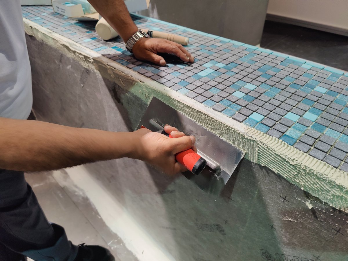 Proalso's tweet image. XXIV Encuentro de Colocadores en @Cevisama, Stand E30 pabellón 4, demostraciones de instalación de los materiales y equipamiento más innovador.