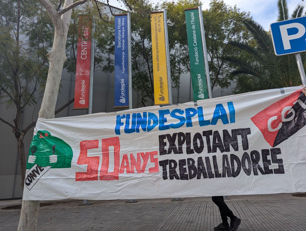CGT Ensenyament 🚩🏴 (@cgtensenyament) on Twitter photo 🔴⚫️Avui hem estat amb les nostres companyes de @cgtlleure per denunciar que <a href="/fundesplai/">Fundesplai</a>
ha comès una vintena d’irregularitats laborals i incompliments del conveni i estima que l’empresa podria deure 2 milions d’euros en salaris i seguretat social cada curs 🔴⚫️Avui hem estat amb les nostres companyes de @cgtlleure per denunciar que <a href="/fundesplai/">Fundesplai</a>
ha comès una vintena d’irregularitats laborals i incompliments del conveni i estima que l’empresa podria deure 2 milions d’euros en salaris i seguretat social cada curs
