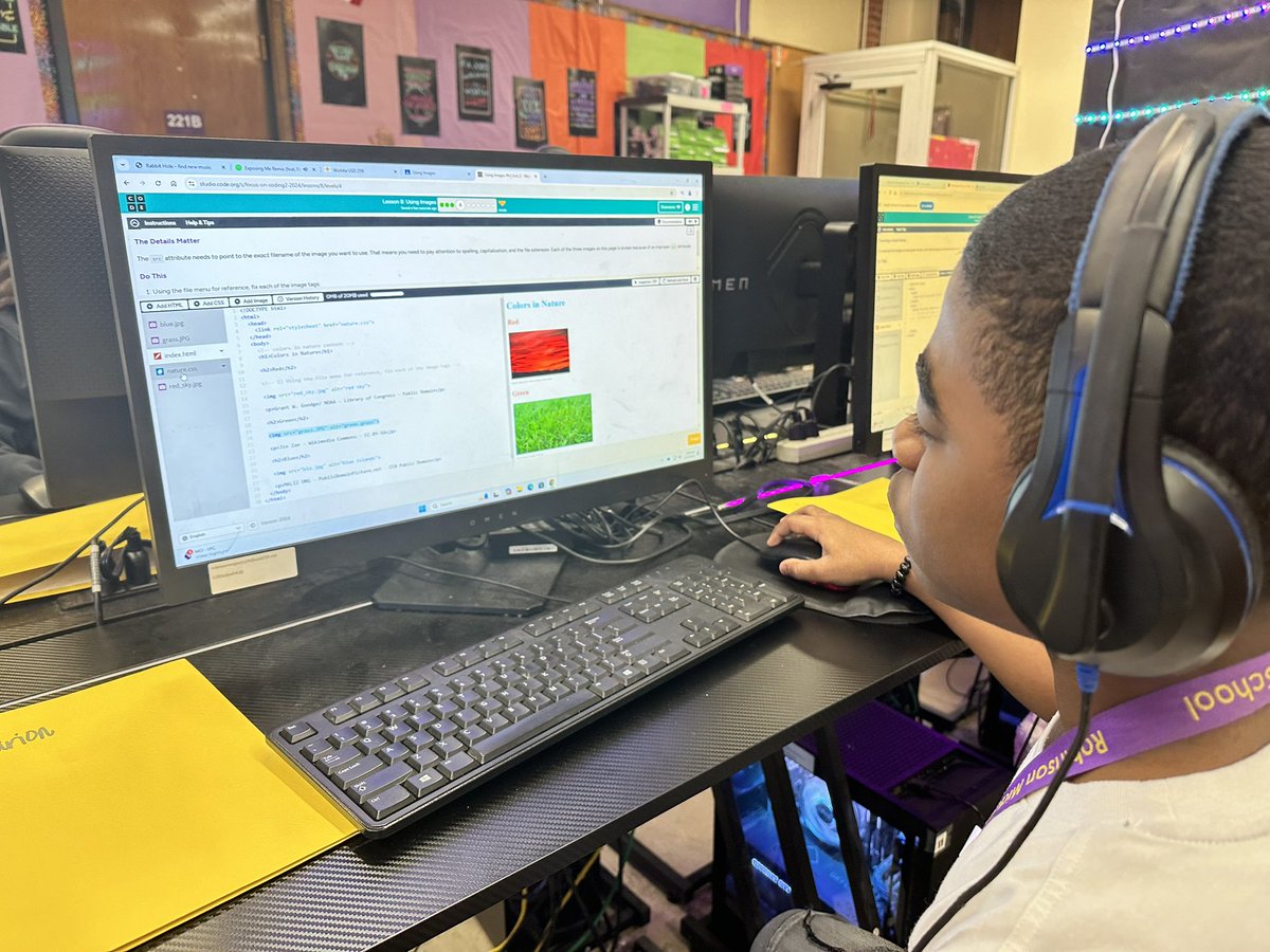 TechCoachKrista's tweet image. Students learning how to use html tags to add pictures to websites. I love the lessons on @codeorg #kidscancode #middleschool #wpsproud @RobinsonMidSch #techteacher