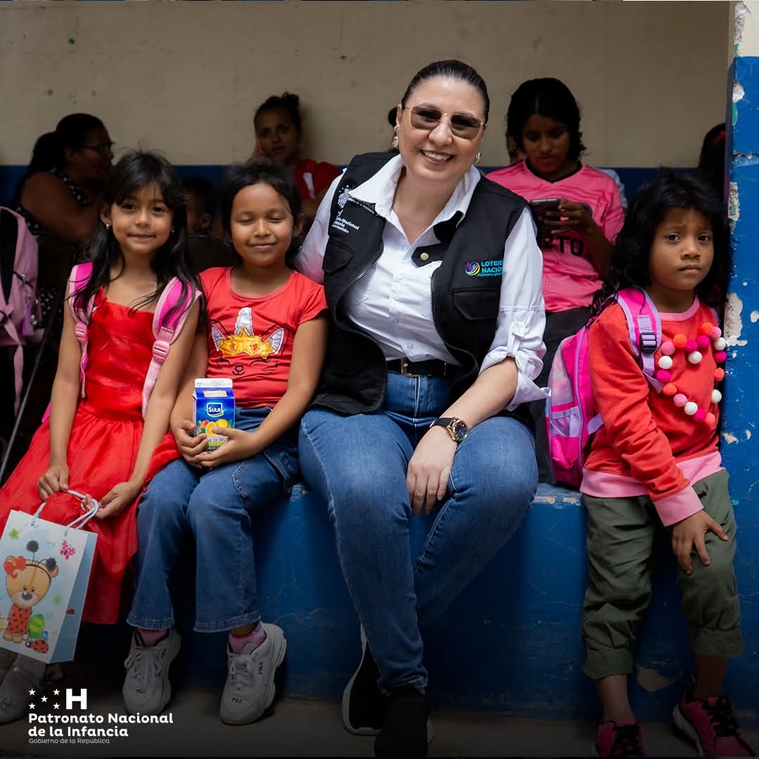 PANIHonduras's tweet photo. 🌟 ¡El PANI apoya la educación de la niñez hondureña! 🌟

Donamos útiles escolares a los estudiantes del CEB Nicolás Urquieta, reafirmando nuestro compromiso con su futuro. ���✏️
Incluimos mochilas, cuadernos y más. ¡Seguimos trabajando por su bienestar! ❤🤍

#PANI #XiomaraCumple https://t.co/FMePhUU6LZ