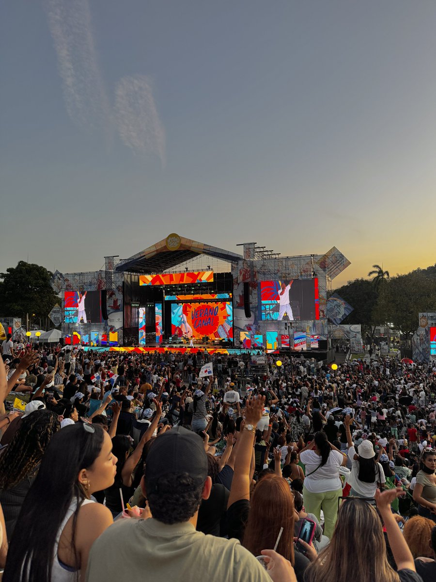 Mxnuels's tweet photo. El Canal tiene que organizar todos los conciertos de este país https://t.co/AmvV64Uwjx