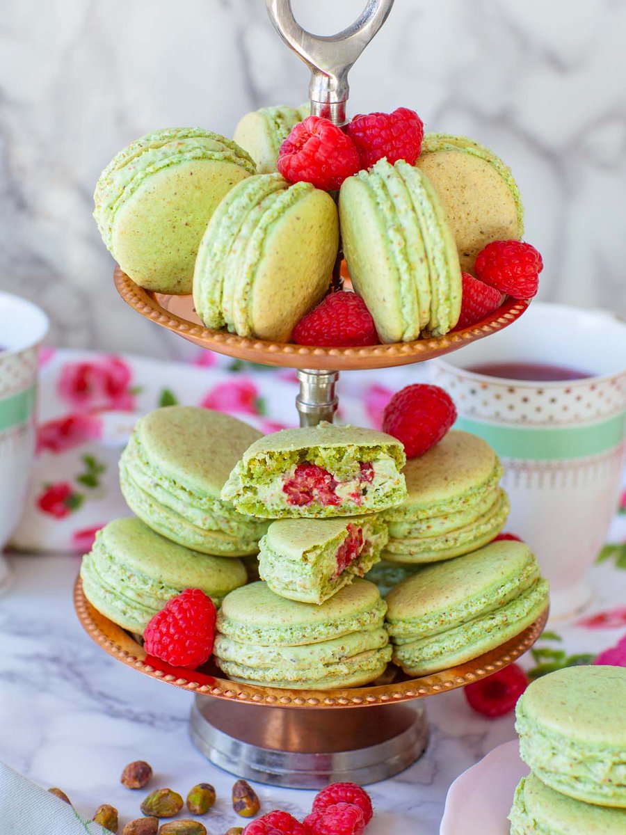 Some delicious raspberry pistachios macarons to help put a pep in your step...#MacaronMonday #Delish #Paris #Travel #France #Baking #MondayMotivation #Parisjetaime 📸💖💞 Tatyana's Everyday Food
Recipe - Bit.ly/RaspPistMac