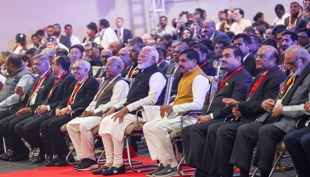 udaypratapmp's tweet photo. भारत के यशस्वी प्रधानमंत्री माननीय श्री @narendramodi जी ने भोपाल में आयोजित दो दिवसीय 'निवेश के महाकुम्भ' #ग्लोबल_इन्वेस्टर्स_समिट_2025 का शुभारंभ किया और देश व विदेश से आए उद्योगपतियों से प्रदेश में उद्योगों के लिए विभिन्न संभावनाओं पर चर्चा कर मार्गदर्शन दिया। https://t.co/xurreNwSnE