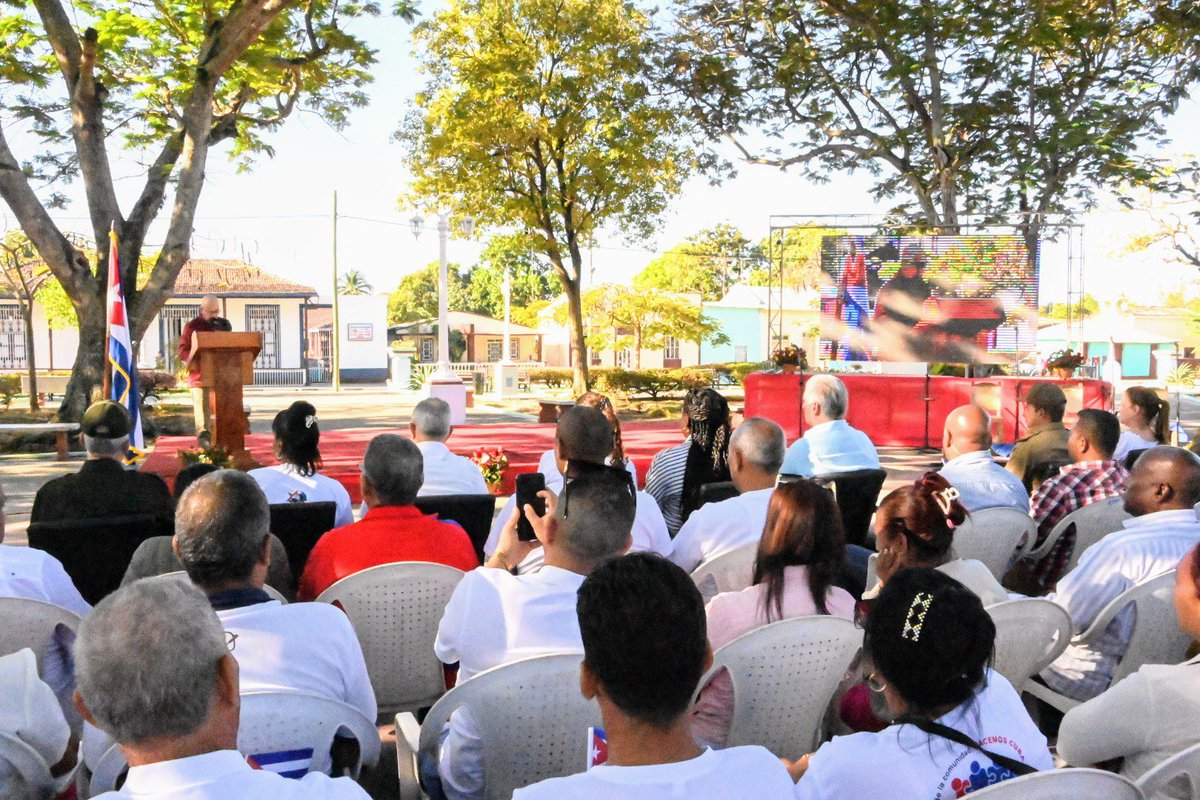 🇨🇺| El grito de «¡Viva Cuba libre!», que resonó en toda #Cuba hace 130 años, se rememoró en el parque de Baire. 

Como cada año, los hijos del poblado santiaguero recordaron el alzamiento y a su principal organizador, José Martí, acompañados por el presidente <a href="/DiazCanelB/">Miguel Díaz-Canel Bermúdez</a>.